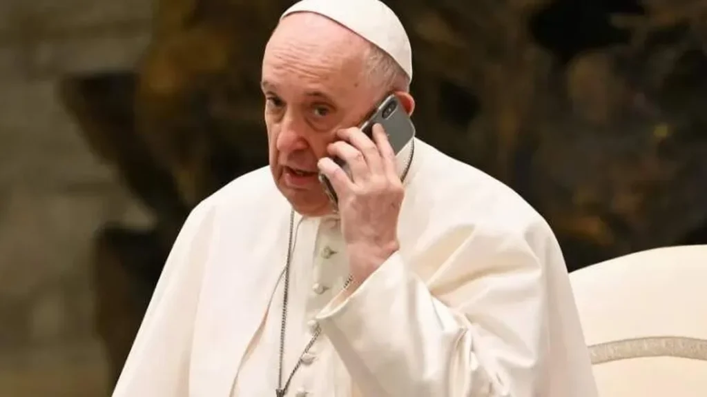 Imagem papa usando celular do artigo Líderes conversam com Papa Francisco sobre guerra no Oriente Médio