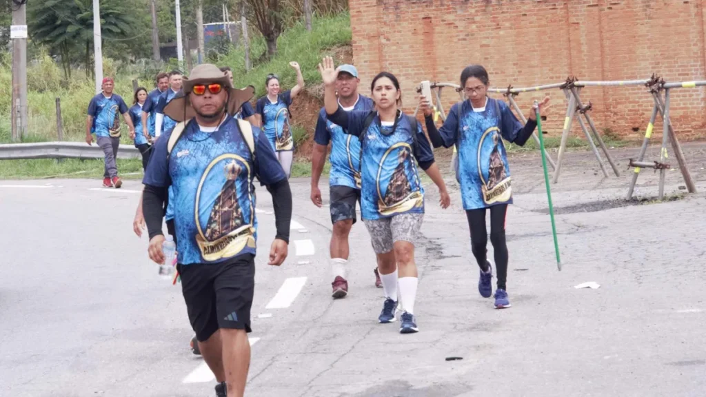 Imagem peregrinos chegam a pe ao Santuario Nacional do artigo Caminhar com os ‘pés’ do coração