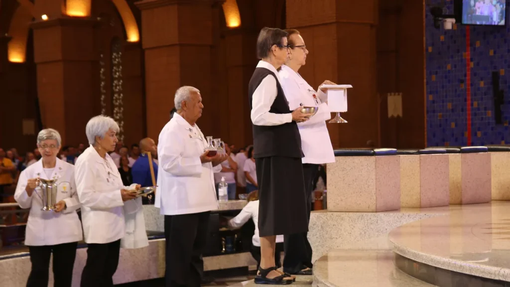Imagem ministros da sagrada comunhao 3 feira Santa 2023 do artigo Ministros Extraordinários da Sagrada Comunhão: chamados a servir o povo de Deus