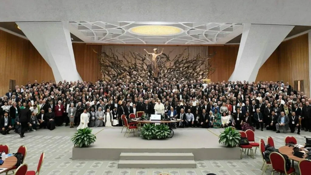 Imagem Sinodo 2023 Papa e integrantes do artigo Primeira sessão do Sínodo sobre a Sinodalidade chega ao fim com apelo “à conversão pastoral e missionária”