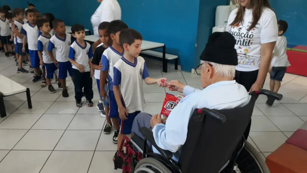 Imagem Dom Carlinhos e criancas do artigo Dom Carlinhos visita escola que carrega o seu nome em Aparecida