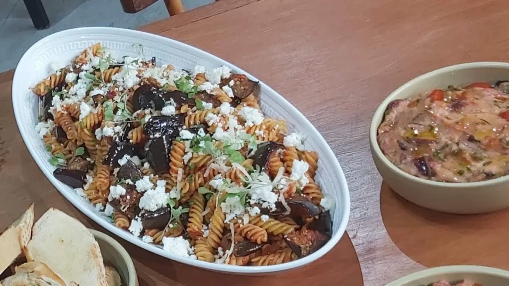 Imagem Fusilli com molho de berinjela ricota e manjericao do artigo Fusilli com molho de berinjela, ricota e manjericão – Sabor de Vida