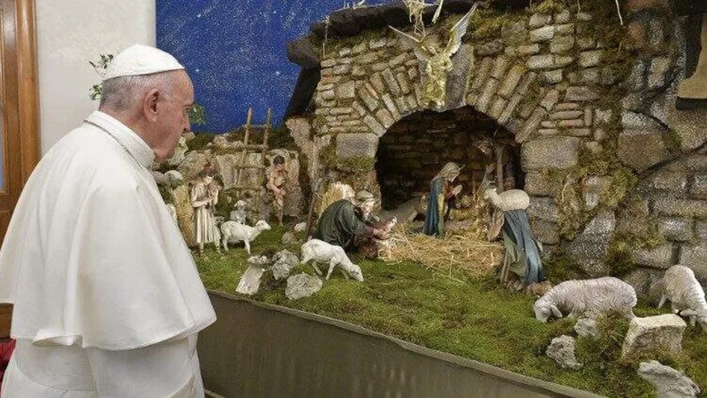 Imagem papa olhando para presepio do artigo Papa Francisco lança livro sobre personagens do Presépio