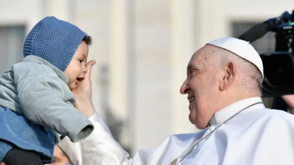 Imagem Papa abencoando um bebe do artigo Papa fala sobre a formação de homens para relacionamentos saudáveis