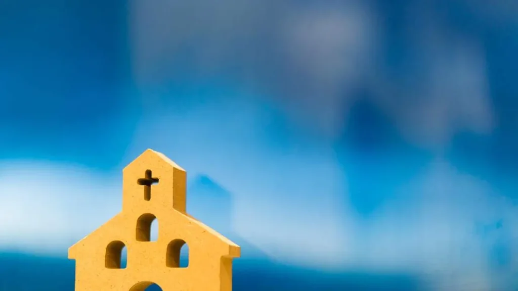 Imagem igreja em mdf com fundo azul do artigo CNBB e Dioceses brasileiras iniciam Campanha para a Evangelização