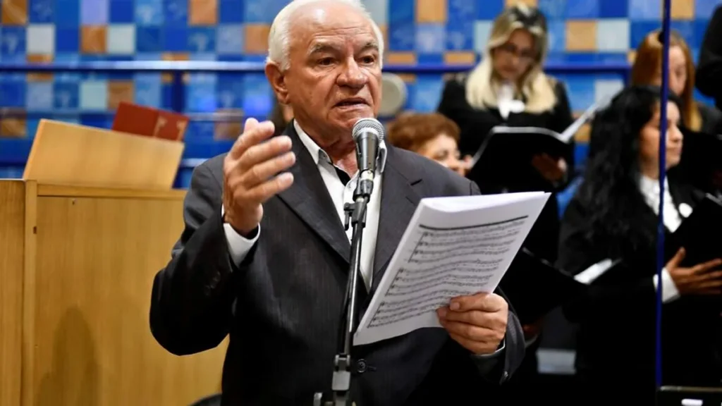 Padre Ronoaldo Pelaquin canta hino da Província em 2023
