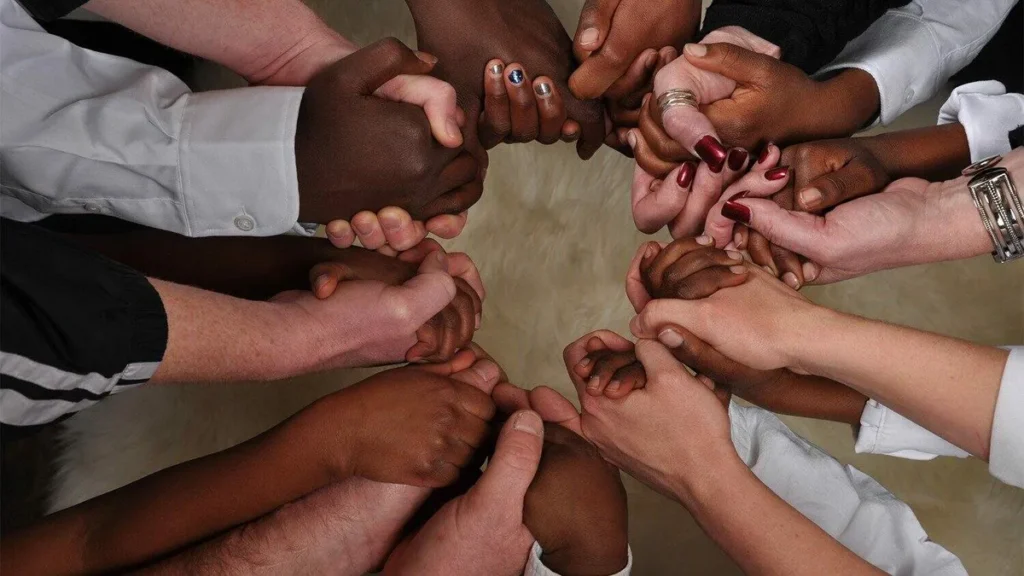 Imagem Diferentes racas de maos dadas do artigo Raça sim! Racismo não!