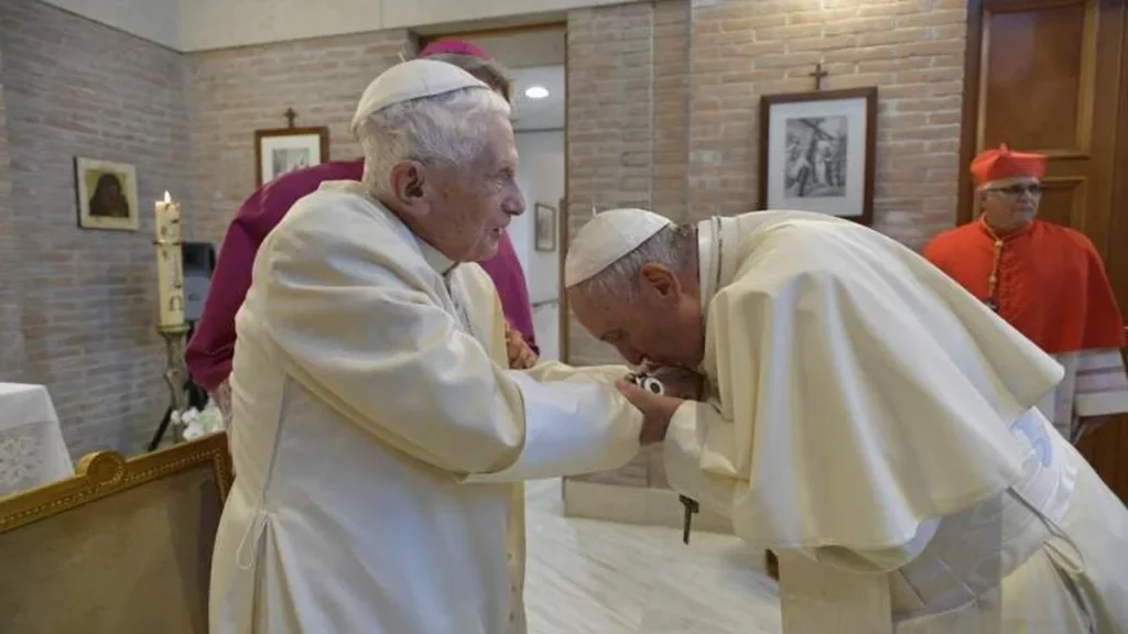 Papa Francisco beijando a mão de Bento XVI em outubro de 2019