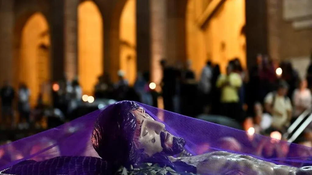 "Senhor, para os que crêem em vós, a vida não é tirada, mas transformada. E, desfeito o nosso corpo mortal, nos é dado, nos céus, um corpo imperecível" - Prefácio dos Mortos, 1