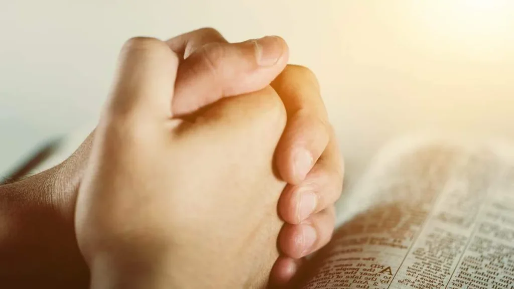 Imagem Maos em oracao do artigo Sínodo que nos pede dedicação na caminhada da Igreja