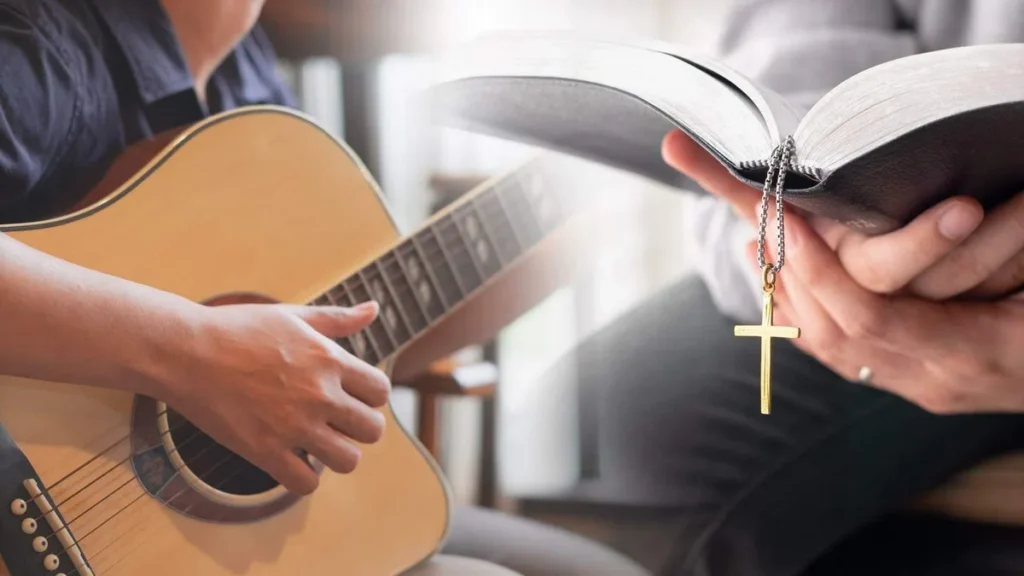 Imagem Maos tocando violao e outra segurando a Biblia do artigo Escolha os cantos para as celebrações do Advento em sua comunidade