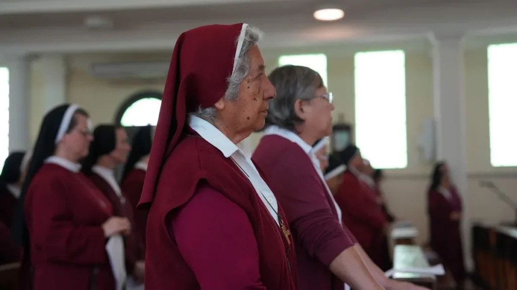 Ir. Aura Sotomayor, O.Ss.R., e Ir. Violeta Chu, O.Ss.R., durante celebração na Assembleia da Federação "Maria Celeste Crostarosa"