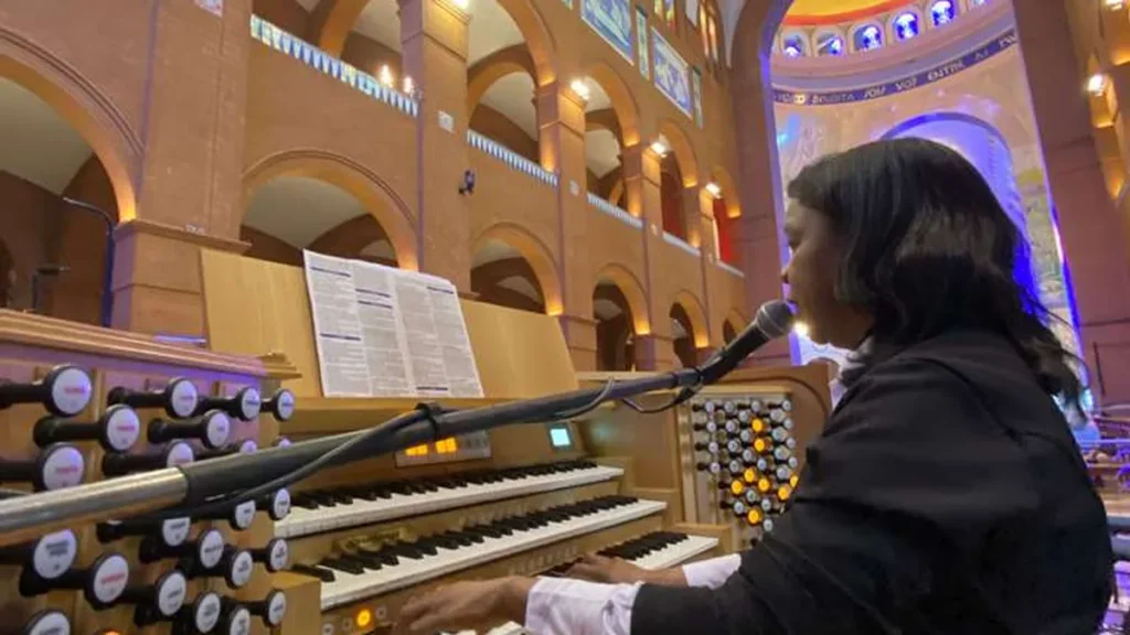 "O canto e a música desempenham sua função de sinais de maneira tanto mais significativa por estarem intimamente ligados à ação litúrgica (CIC, 1157)