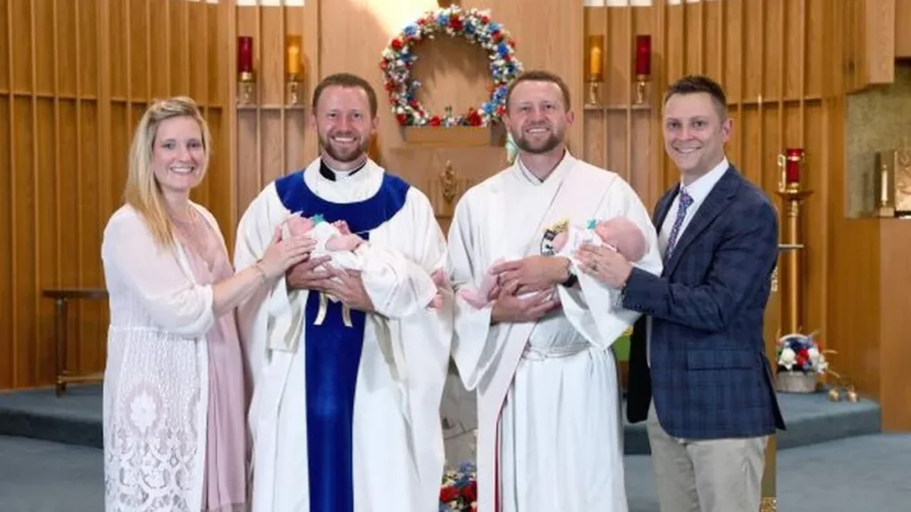 Imagem Padre Ben Diacono Luke com as criancas e seus pais do artigo Irmãos religiosos celebram batismo de gêmeos nos Estados Unidos