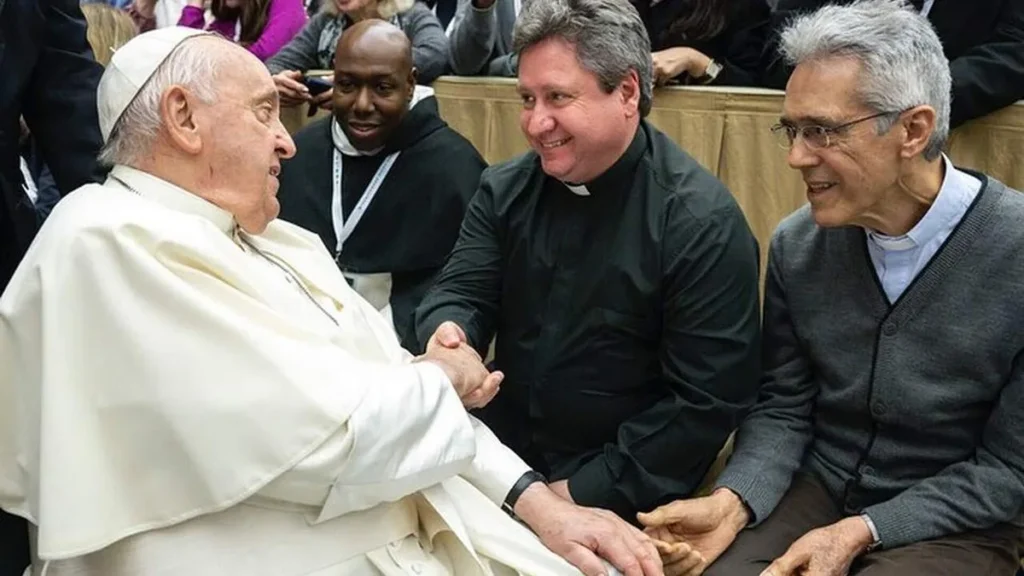 Imagem Papa Francisco Padre Catalfo e Padre Domingos Savio do artigo "É preciso oração e consolação nos Santuários", diz o Papa Francisco