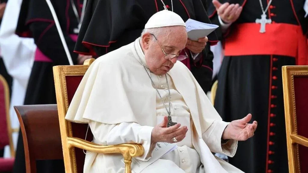 Imagem Papa Francisco durante vigilia para o Sinodo do artigo Papa diz que transgêneros podem ser batizados e apadrinhar crianças