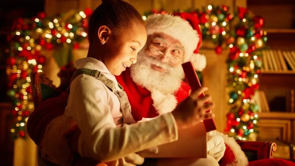 Imagem Papai Noel presenteando menina do artigo Decoração natalina será inaugurada hoje na Cidade do Romeiro