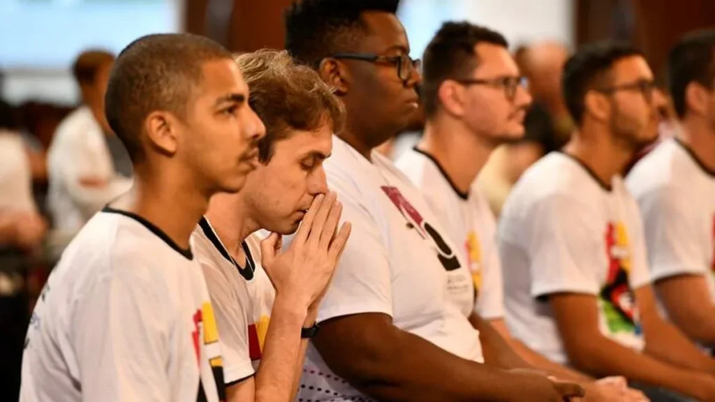 Imagem Seminarista rezando ao redor do Altar Central do artigo Viva o chamado de Deus