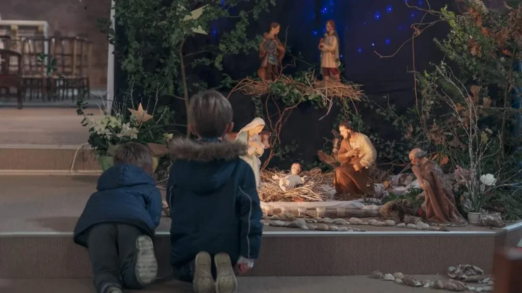 Imagem criancas ajoelhadas diante do presepio do artigo Auto de Natal: memória e ensinamentos