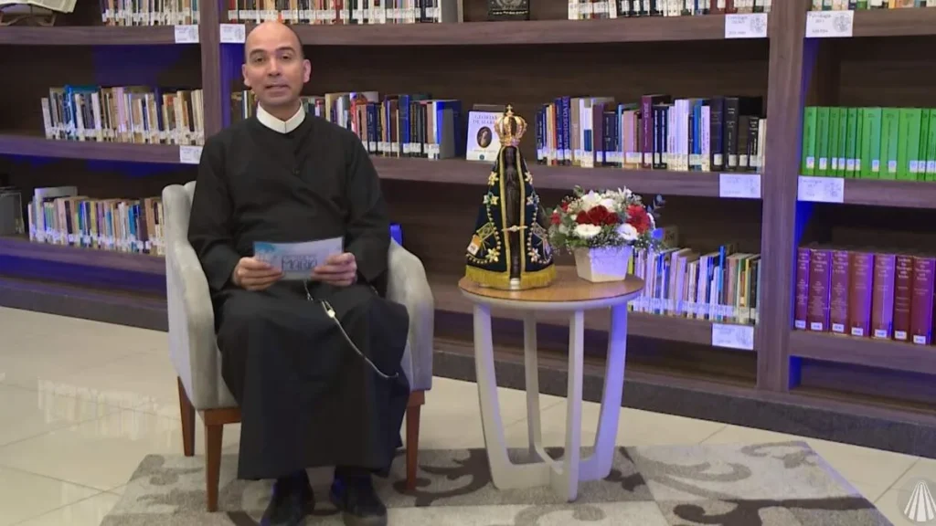 Imagem escola de maria do artigo O papel da Virgem Maria na igreja: Maria acolhe e medita a palavra de Deus