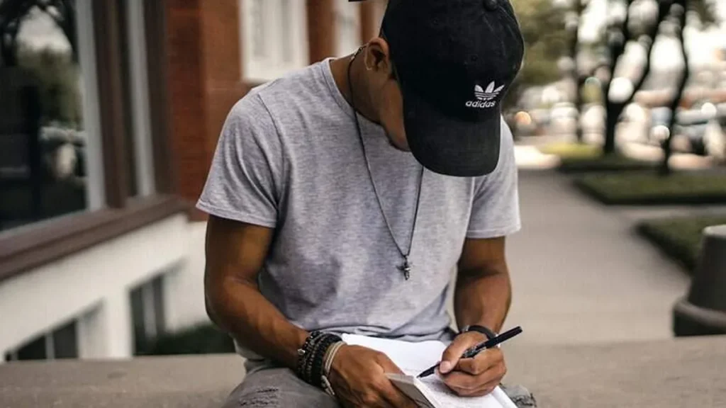 Imagem estudar estudante escrever jovem do artigo Os benefícios de ser bom em português