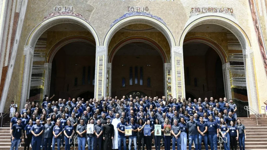 Diretores e colaboradores celebram 123 anos da Editora Santuário em missa no Santuário Nacional
