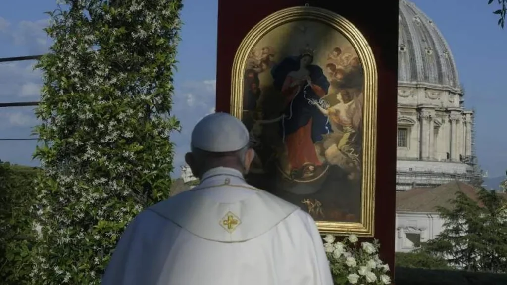 Imagem papa francisco e a imagem de ns desatadora dos nos do artigo Nossa Senhora Desatadora dos Nós: Devoção pessoal do Papa Francisco