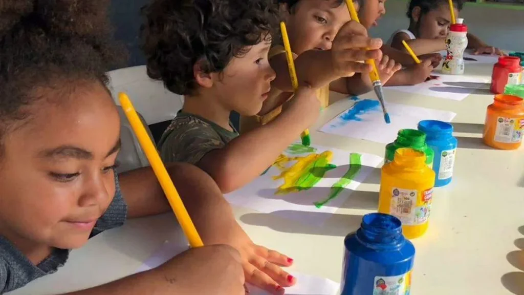 Imagem Criancas pintando com tinta do artigo GenFest: Organizações e comunidades podem se inscrever para receber voluntários