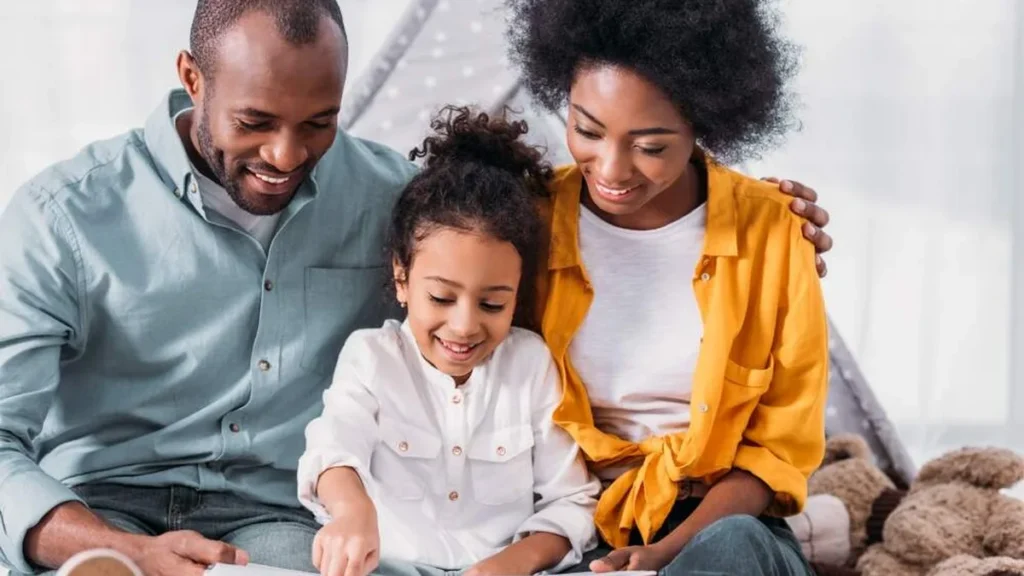 Imagem familia lendo livros juntos do artigo Bíblias e livros da Editora Santuário para toda a família!