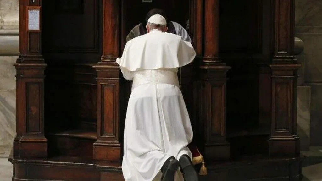 Imagem papa francisco se confessando do artigo Descubra qual penitência o Papa Francisco receberia de seu confessor