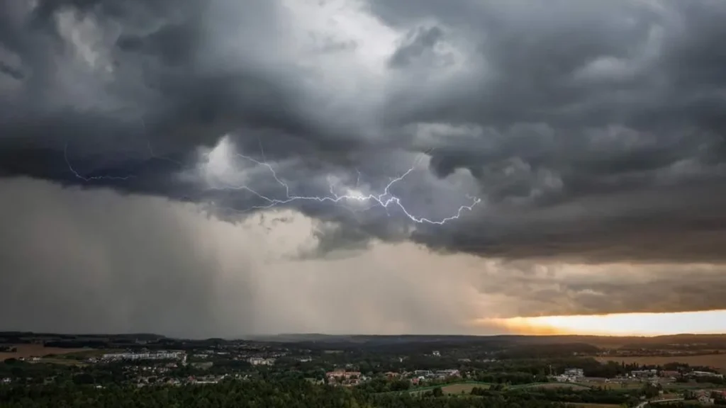 Imagem Ceu escuro de chuva do artigo Defesa Civil reforça alerta para novos temporais nos próximos dias