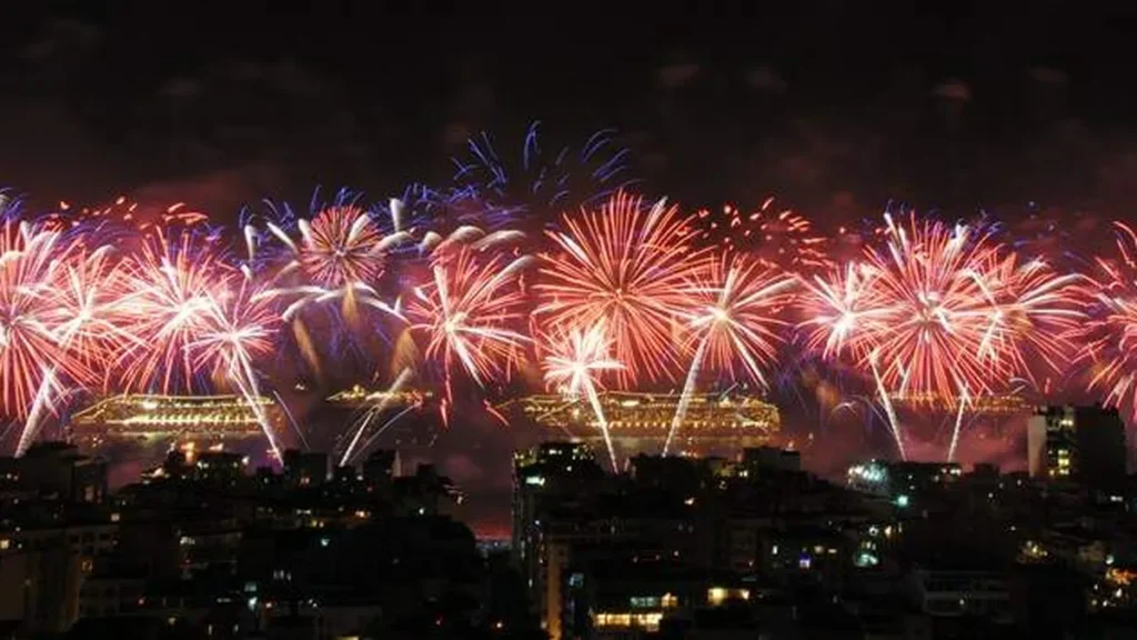 Fogos na praia de Copacabana, no Rio de Janeiro