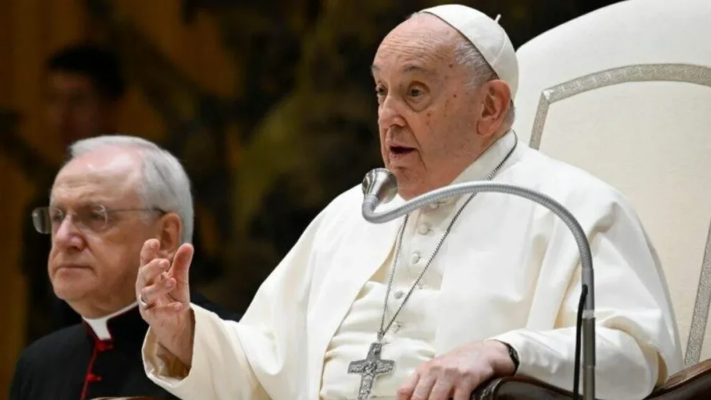 Imagem Monsenhor Ciampanelli e Papa fRANCISCO do artigo "Fiducia supplicans": Declaração permite bênção pastoral a casais em situação "irregular"