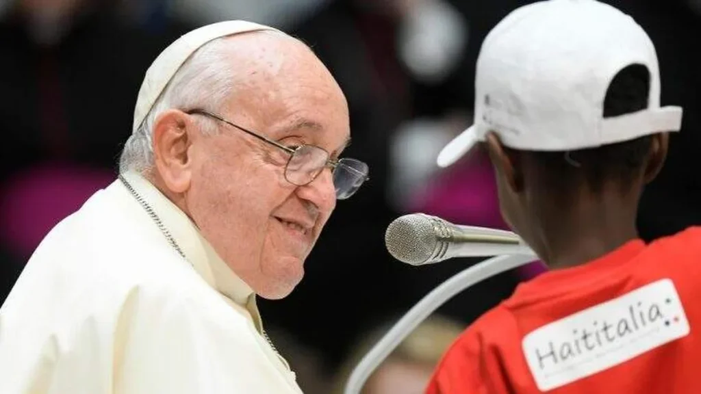 Imagem Papa Francisco e crianca do artigo Papa Francisco anuncia a Primeira Jornada Mundial das Crianças
