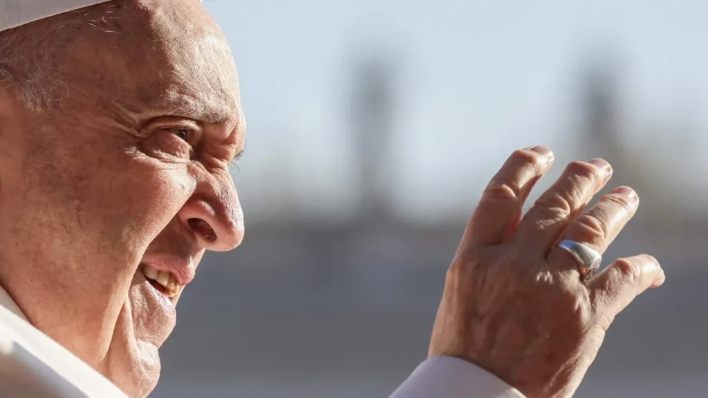 Imagem Papa Francisco acena para os fieis do artigo Oração pelo Papa