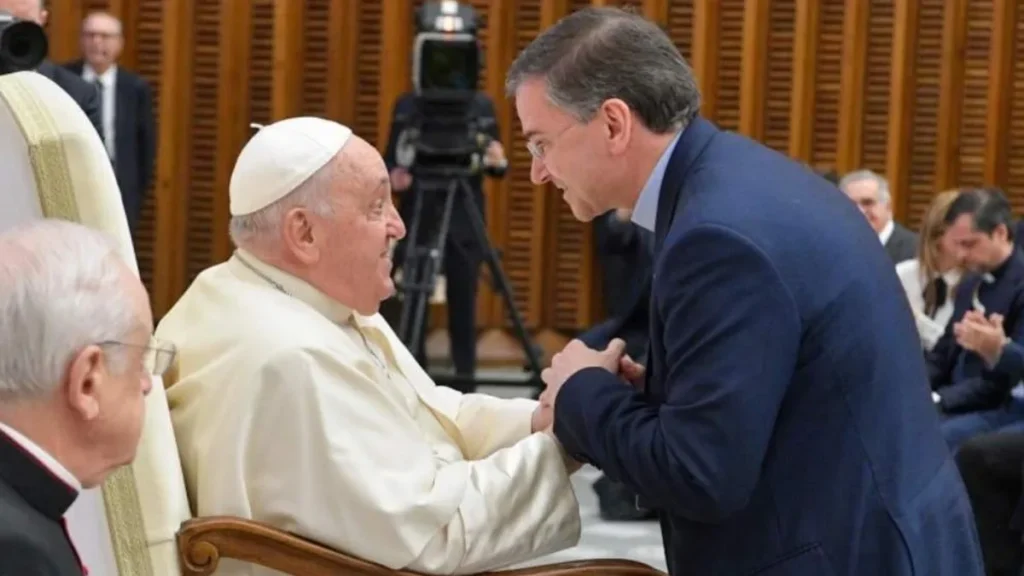 Imagem Papa Francisco segurando as maos de dom Americo do artigo Papa: “não deixem que nada se perca daquela JMJ”