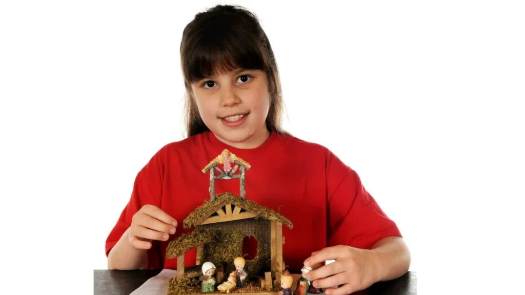Imagem crianca e presepio do artigo Pais se animam a montar presépio após pedido das crianças