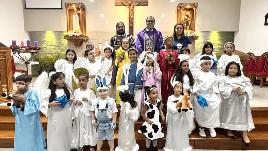 Imagem criancas representando o presepio do artigo Crianças evangelizam por meio de apresentação sobre o presépio
