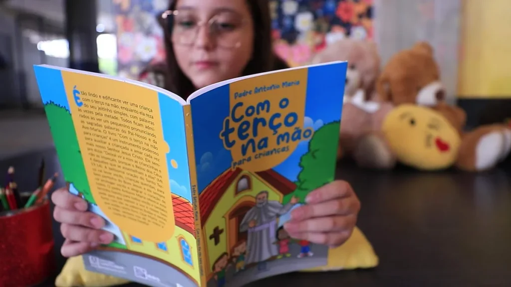 Imagem livro com o terco na mao do artigo Com o Terço na Mão, Padre Antônio Maria evangeliza as crianças!
