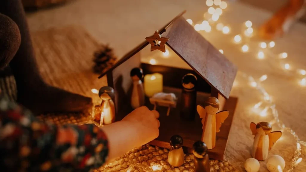 Imagem pessoa montando presepio do artigo Quando montar o presépio para o Natal?