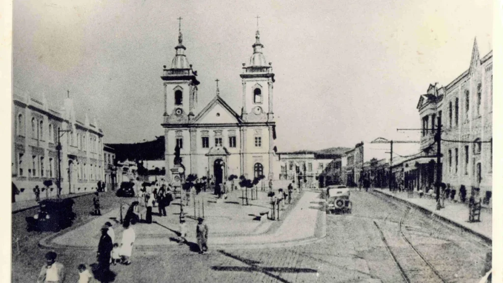 Vista frontal da Basílica Velha e a Praça N.Sra. Aparecida na década de 1910