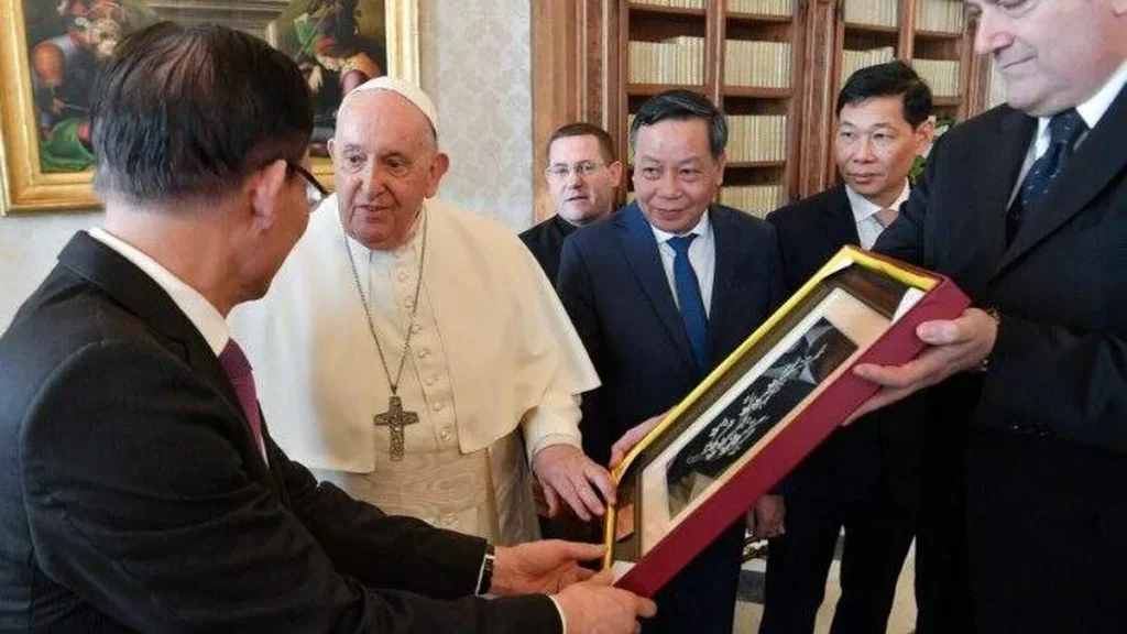 Imagem papa francisco e politicos do vietna do artigo Papa Francisco demonstra desejo de visitar o Vietnã