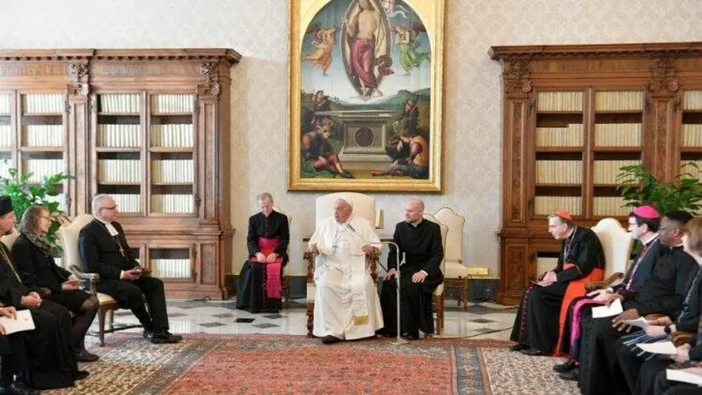 Imagem papa francisco com delegacao finlandesa do artigo Papa Francisco: “união deve ser em prol de uma meta comum: Jesus Cristo”