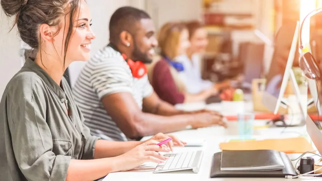 Imagem Pessoas trabalhando do artigo Especialista dá dicas para candidatos em busca de trabalho