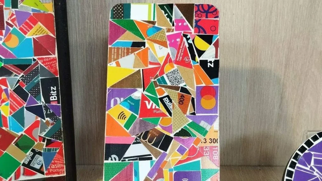 Imagem suporte celular do artigo Suporte para Celular com mosaico de Cartões - Faça Você Mesmo