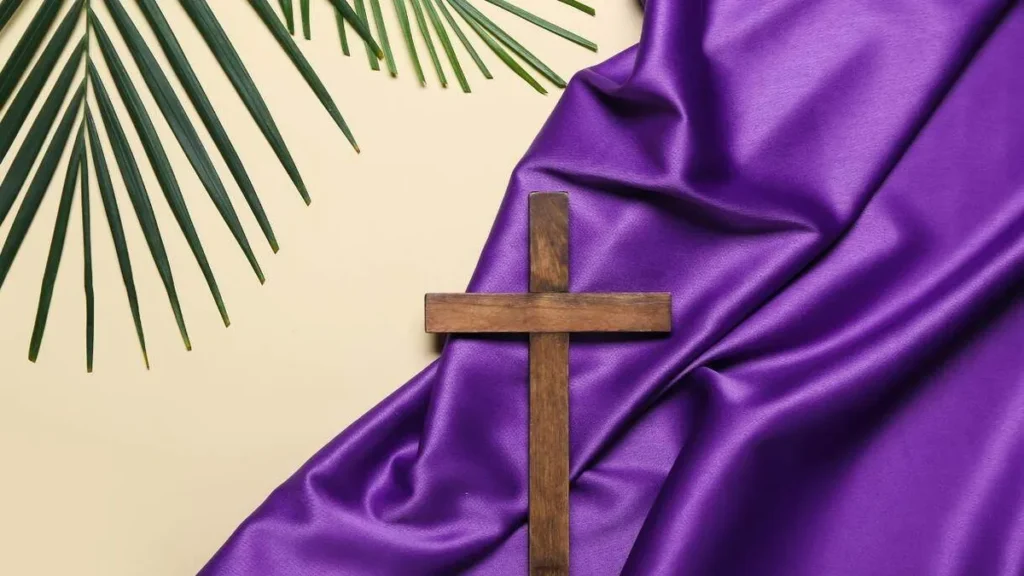 Imagem Crucifixo sob um pano roxo do artigo Confira sugestões da CNBB de cantos para a Quaresma