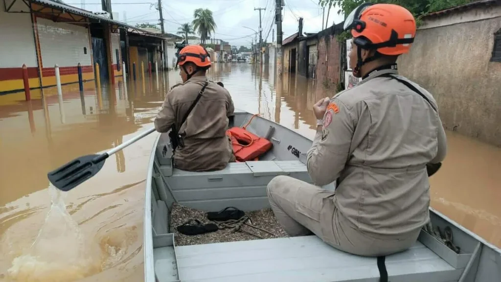Imagem Defesa Civil trabalhando em Niteroi do artigo Arquidiocese pede doações para vítimas do temporal no Rio de Janeiro