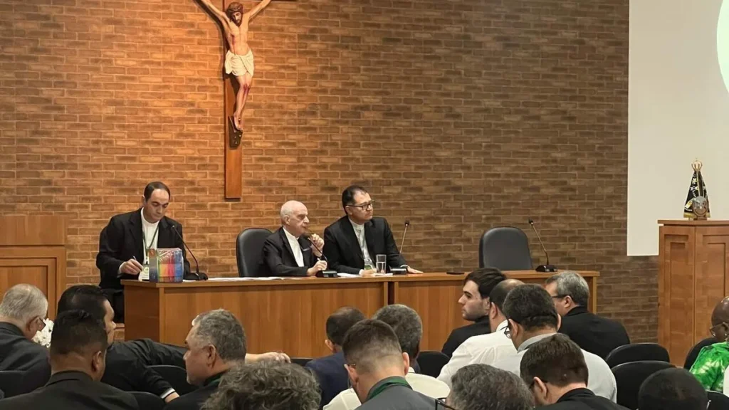 Imagem Dom Rino e mesa do Encontro Jubileu do artigo Jubileu espera 250 mil brasileiros em Roma, diz Dom Fisichella