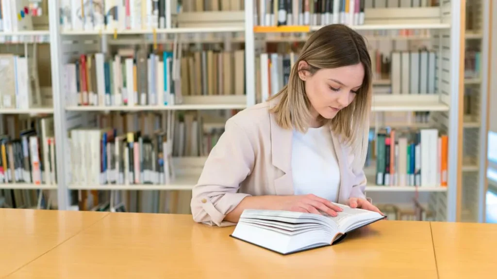 Imagem Mulher estudando para concurso publico do artigo Governo publica edital de concurso unificado com mais de 6 mil vagas