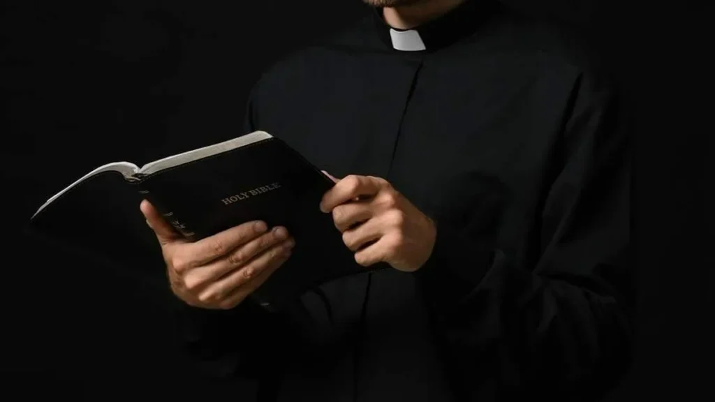 Imagem Padre com as maos na Biblia do artigo CNBB divulga tema do mês vocacional 2024